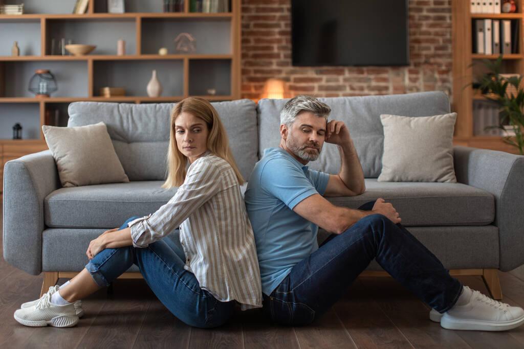 Stonewalling vs Silent Treatment: 9 Big Differences to Know